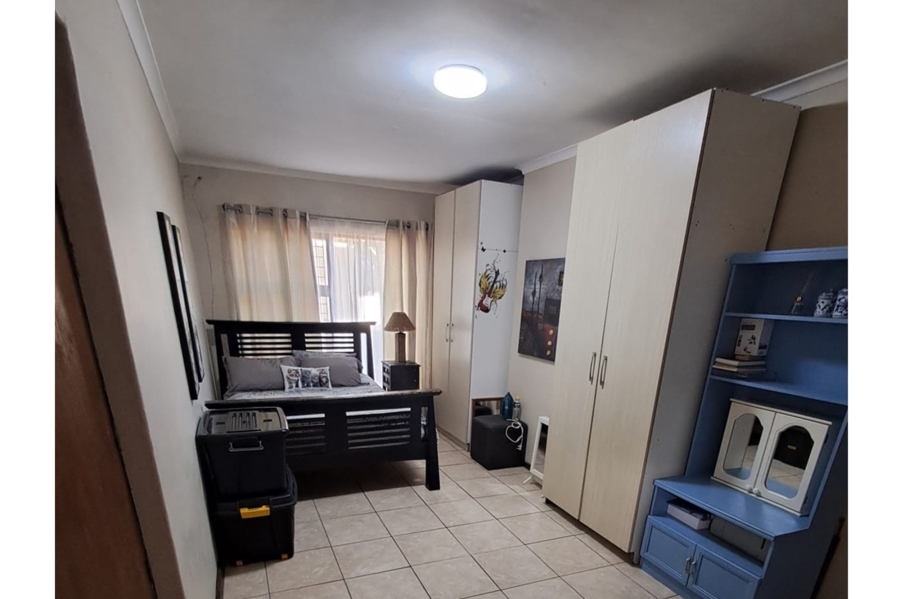 3 Bedroom Property for Sale in Oakglen Western Cape